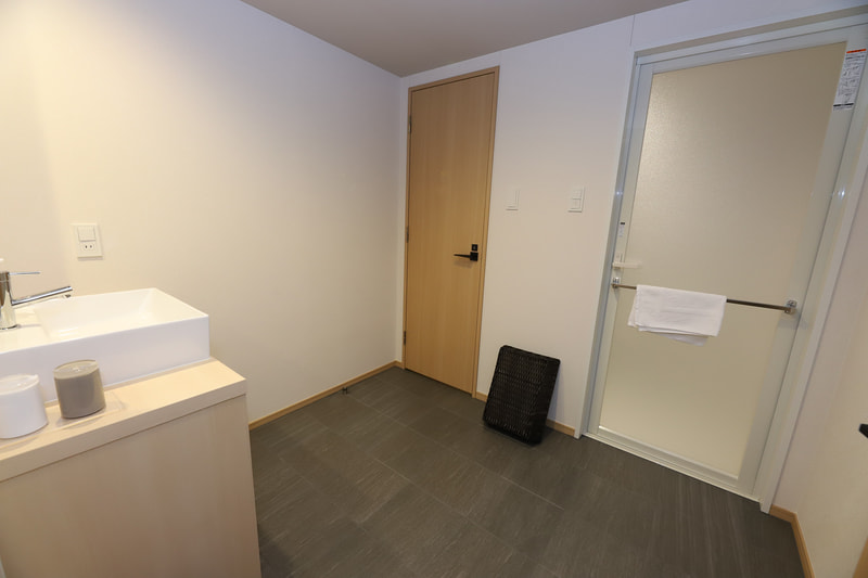 洗面、バスルーム（右）、トイレ。シンプルで空間を大きく確保している