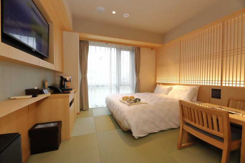 ダブルルームは計40室。木と畳で居心地のいい空間だ