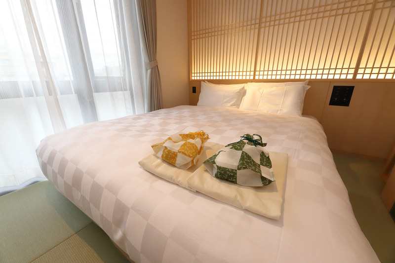 ベッドはスイーツと同様のサイズで、こちらもシモンズ製