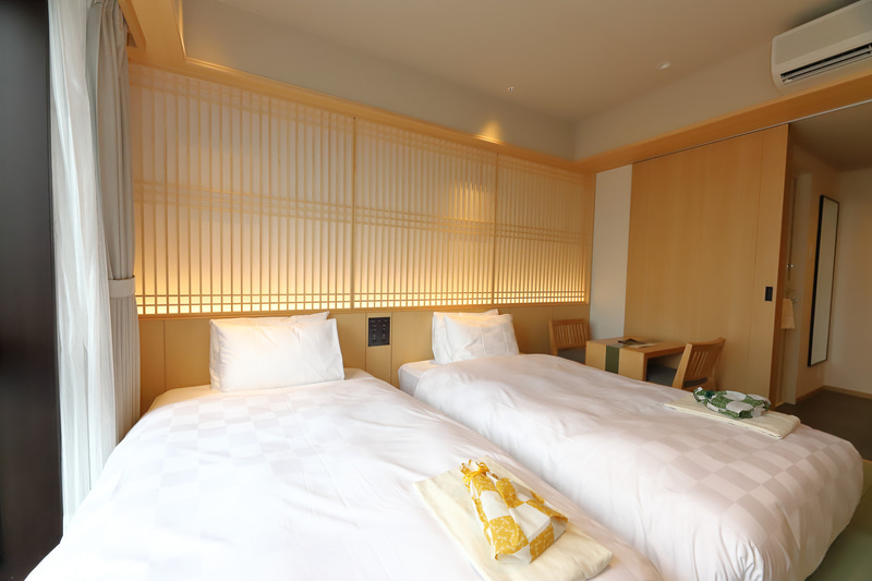 エレガントな和洋室。あらためて、京都に滞在していることを意識させられる