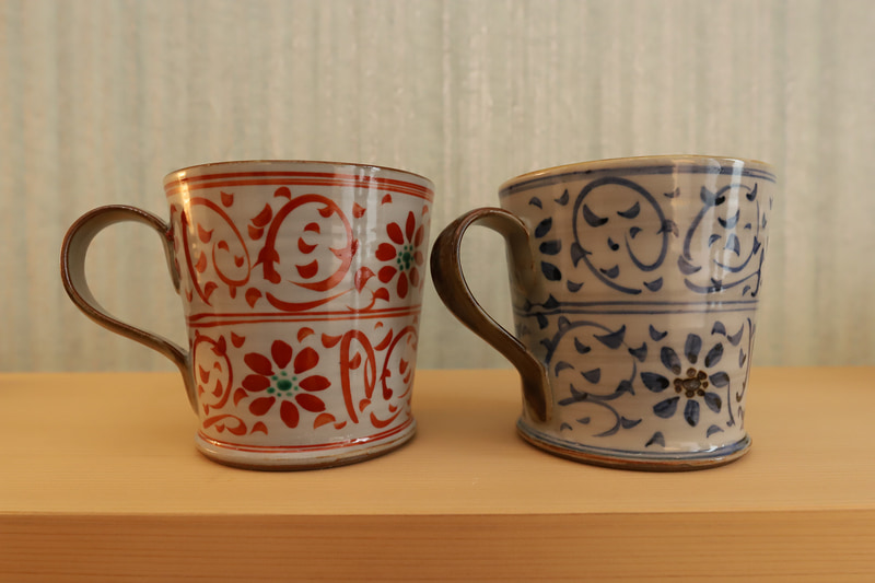 ダブル、スーペリアツイン、スタンダードツインには京焼の窯元、冨田玉凰のカップが置かれている