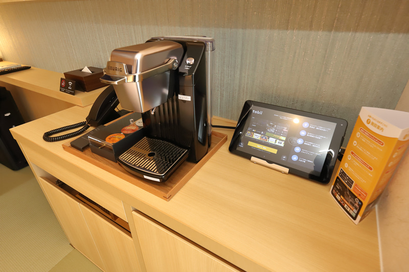 KEURIGのコーヒーマシンとtabiiのタブレットは全室に設置