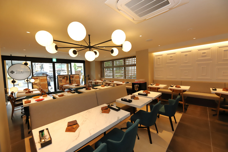 ホテルと共通のコンセプトで落ち着いた店内