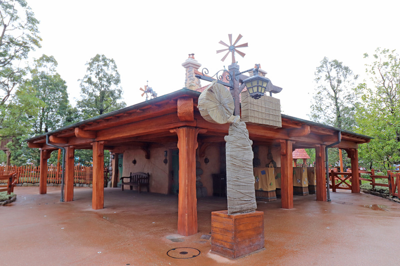 トゥーンタウンに向かう現われるファストパス発券所はモーリスのコテージの裏側にある