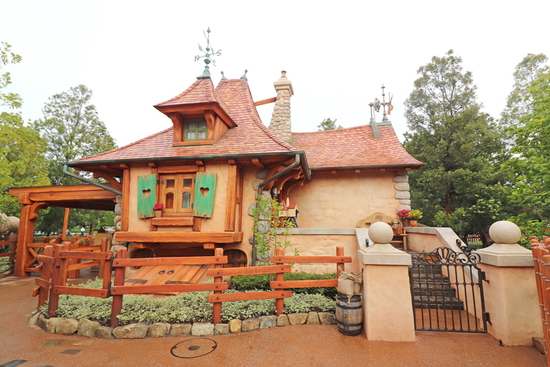 表にまわると“町はずれ”にあるモーリスのコテージだと分かる