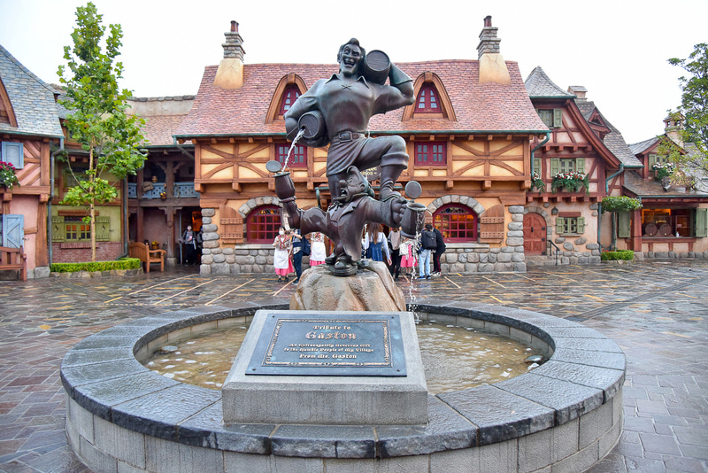 中央の噴水にはガストンとル・フウの銅像が飾られている。