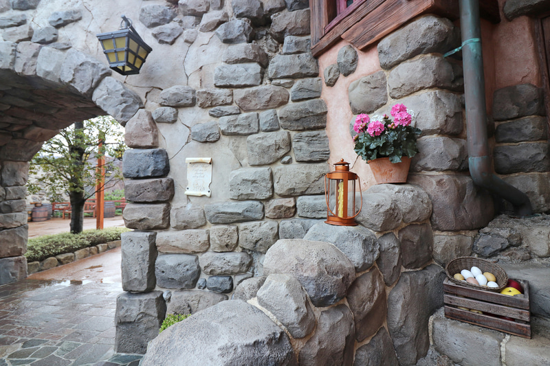 迷子ヒツジの貼り紙や卵などさまざまな小物も注目