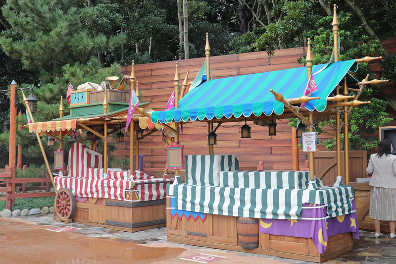 トゥモローランド手前に位置するドリンクやスイーツなどの販売ワゴン