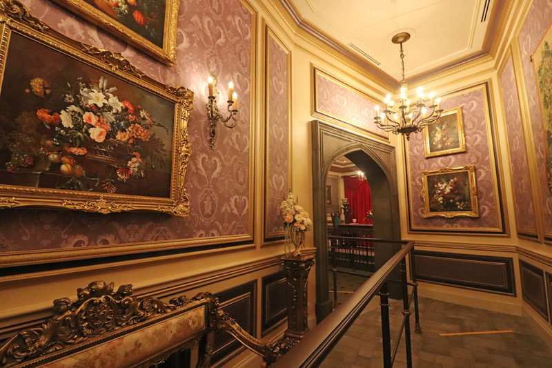 通路の壁には豪華な絵画が並ぶ。壁紙の隠れ「ルミエール」や「コグスワース」を探してみよう