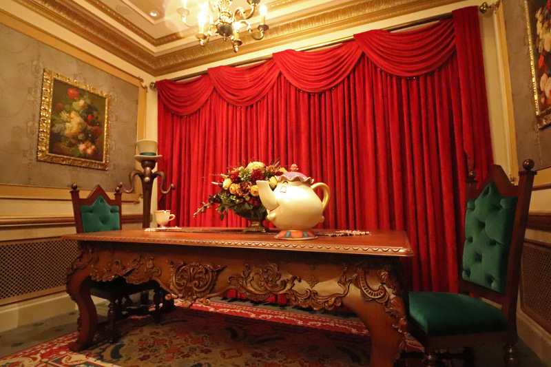 ベルと野獣が朝食を取っていた部屋には「ポット夫人」と「チップ」がいる