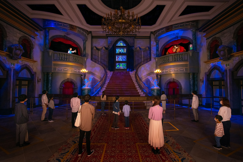 大広間では野獣とベルのオーディオ・アニマトロニクスによるやり取りも（画像提供：オリエンタルランド）