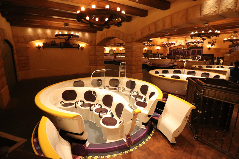 魔法のカップは10人乗り。カップの中にも感染症対策としてしっかりアクリル板が設置されている