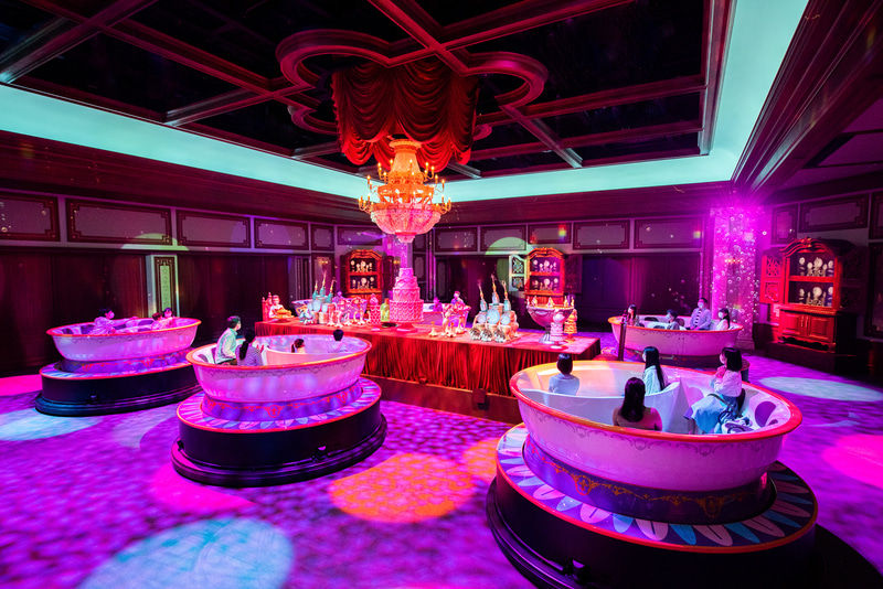 魔法のカップで回転しながら映画『美女と野獣』の物語を体験（画像提供：オリエンタルランド）