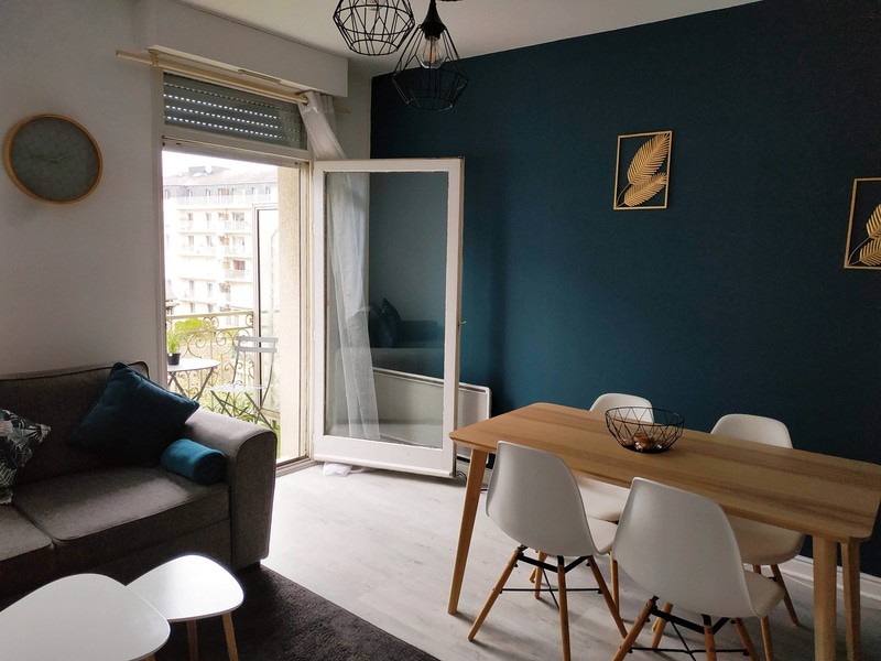 アパート敷地内には小さな中庭もありました