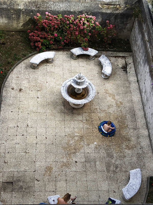 アパート敷地内には小さな中庭もありました