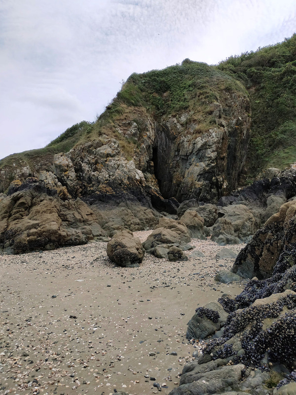 2kmにわたって続く砂浜。8月でも20度行くか行かないかの肌寒い気温だったのですが、日光浴中の全裸の人がちょいちょいいるので撮影中ドキドキでした（笑）