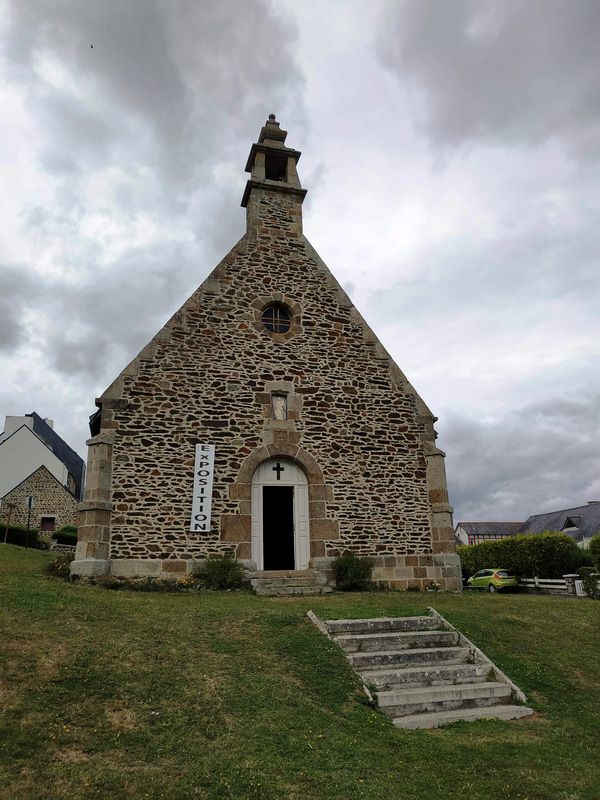 砂浜近くには小さな教会が。この日は絵の展示会をしていました