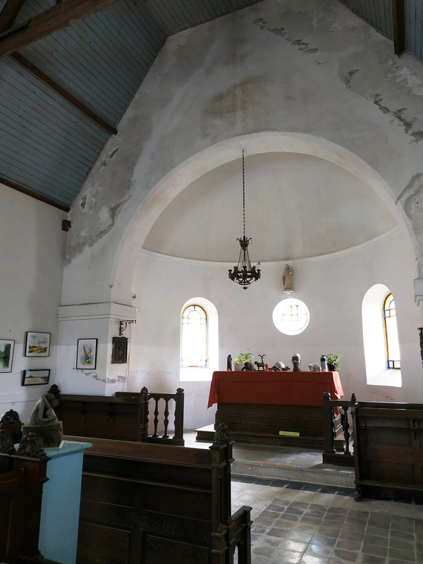 砂浜近くには小さな教会が。この日は絵の展示会をしていました