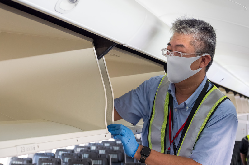 「社員がやることは自分もやりたいタイプなので（笑）」と西田氏もともに清掃