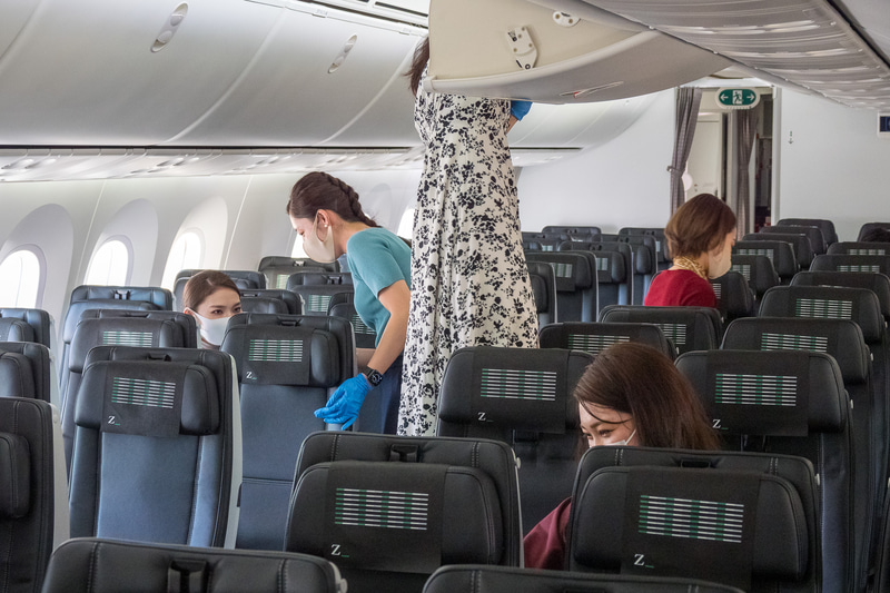 普通席の清掃。座席まわりはもちろん、オーバーヘッドコンパートメントや窓も拭き掃除