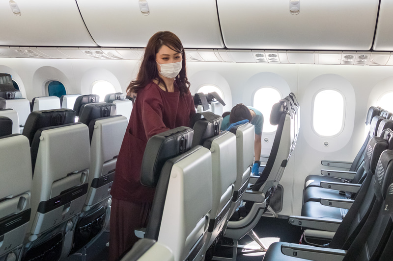 普通席の清掃。座席まわりはもちろん、オーバーヘッドコンパートメントや窓も拭き掃除