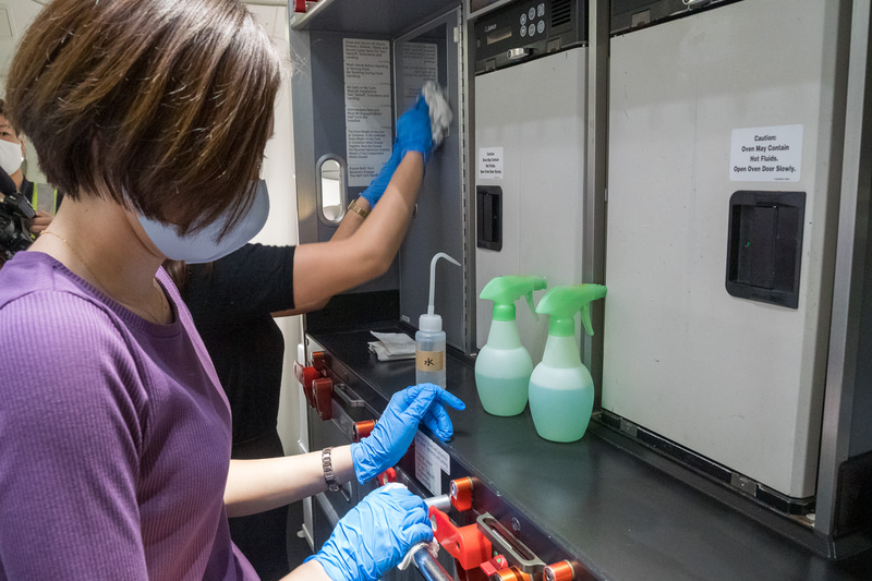 ギャレーやラバトリーも入念に清掃