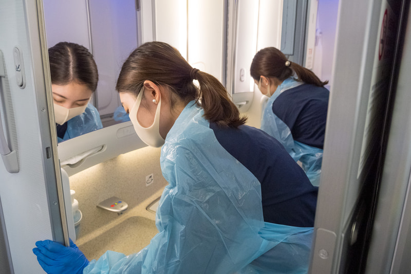 ギャレーやラバトリーも入念に清掃