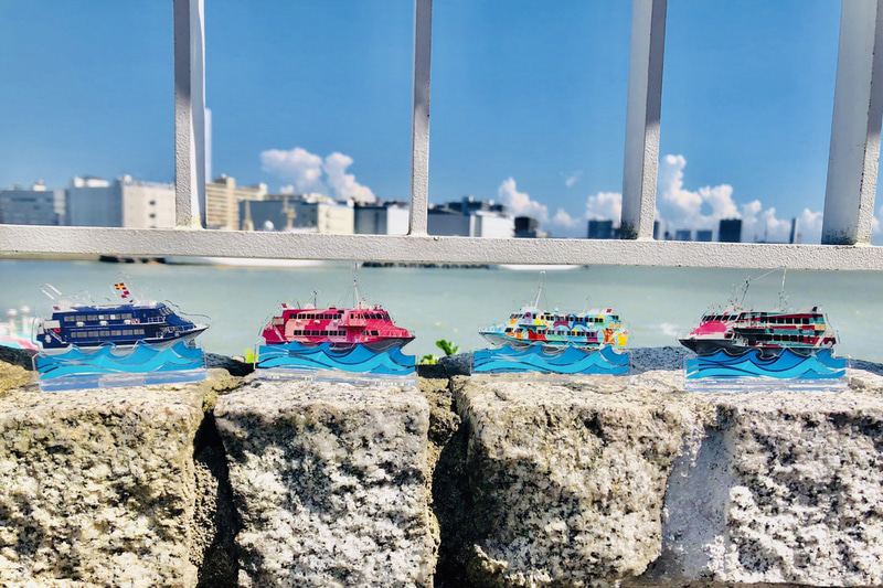 東海汽船は新造船就航を記念した「東海汽船オリジナルアクリルスタンド」を9月29日に発売。写真はジェットフォイル4隻