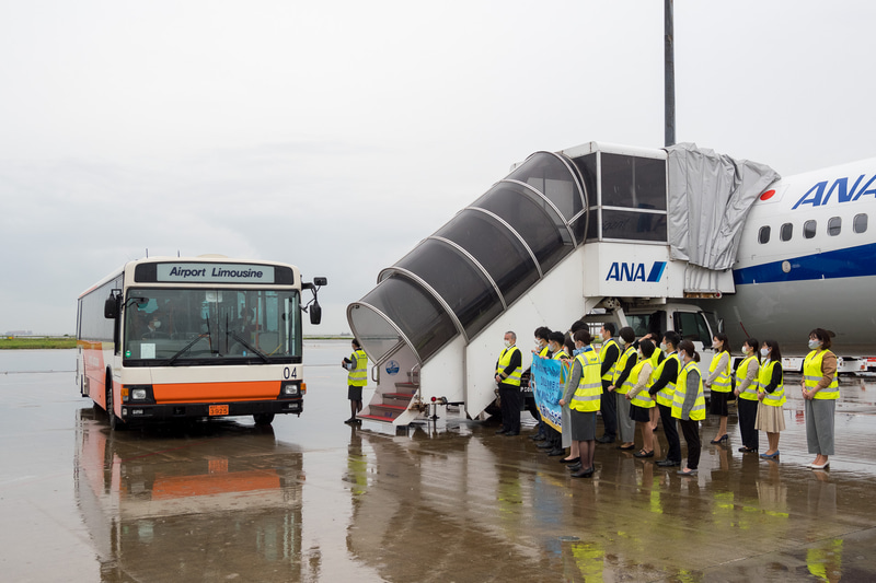 バスで到着した搭乗客をお出迎え