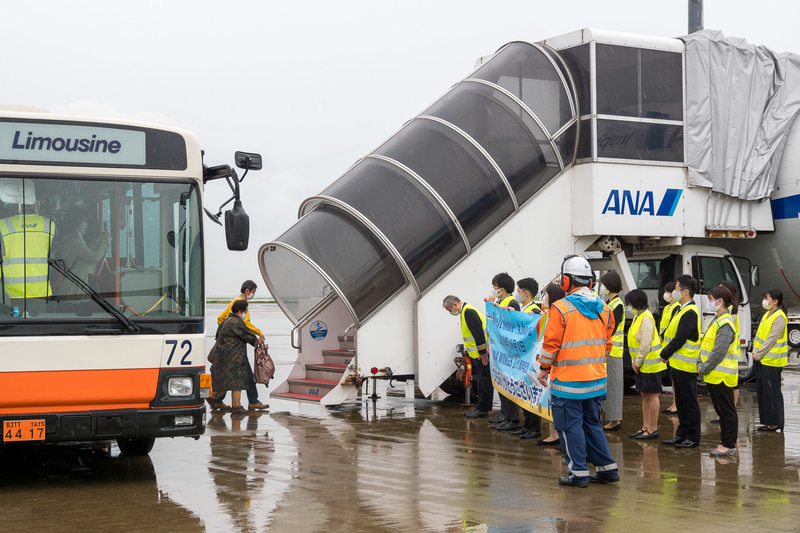 バスで到着した搭乗客をお出迎え