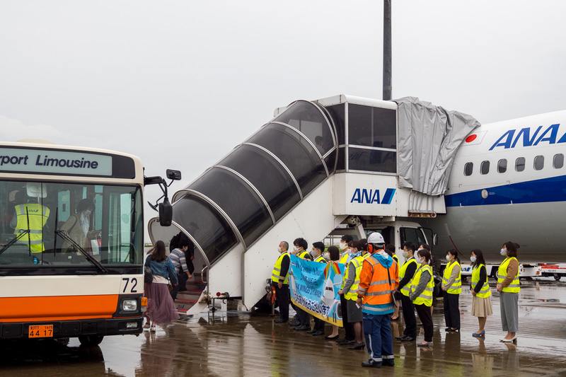 バスで到着した搭乗客をお出迎え