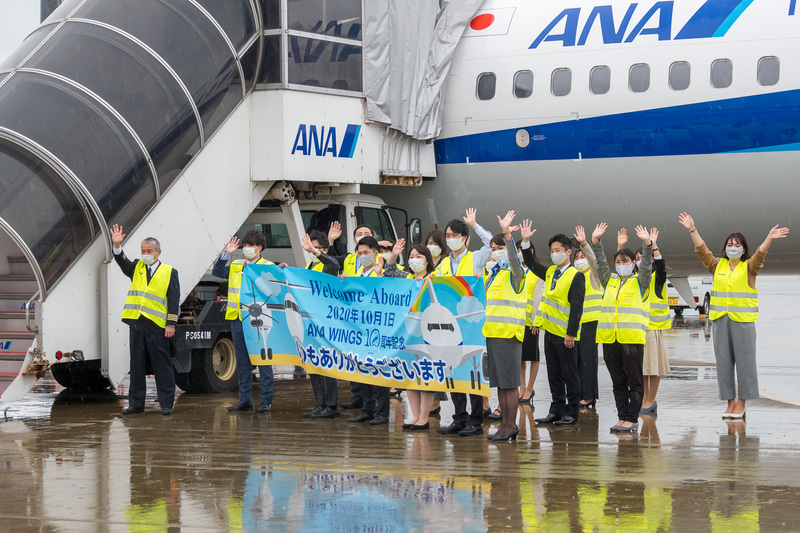 搭乗客を乗せたバスの到着を待つ間に、隣に駐機していたQ400型機（萩・石見行きのNH725便）が出発。そちらの乗客も手を振って見送った