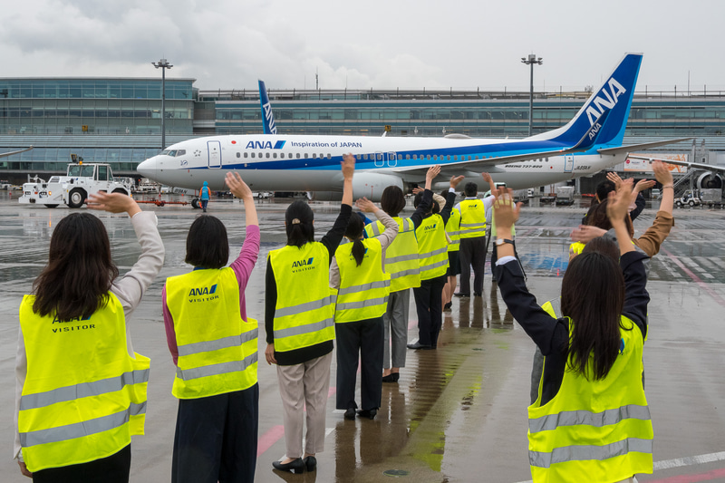 出発するNH747便を約35名のスタッフが横断幕とともにお見送り。同便は88名（幼児1名含む）を乗せ、8時54分に出発。9時3分にC滑走路から離陸し能登空港（のと里山空港）へ向かった