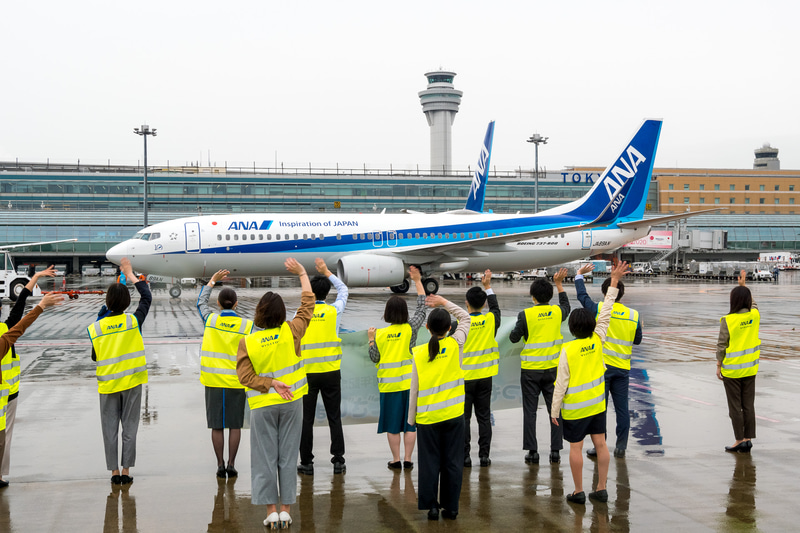 出発するNH747便を約35名のスタッフが横断幕とともにお見送り。同便は88名（幼児1名含む）を乗せ、8時54分に出発。9時3分にC滑走路から離陸し能登空港（のと里山空港）へ向かった