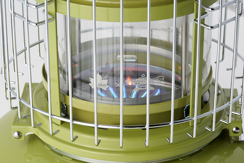 ガラス面にプリントされた「LOGOS」のブランドロゴ