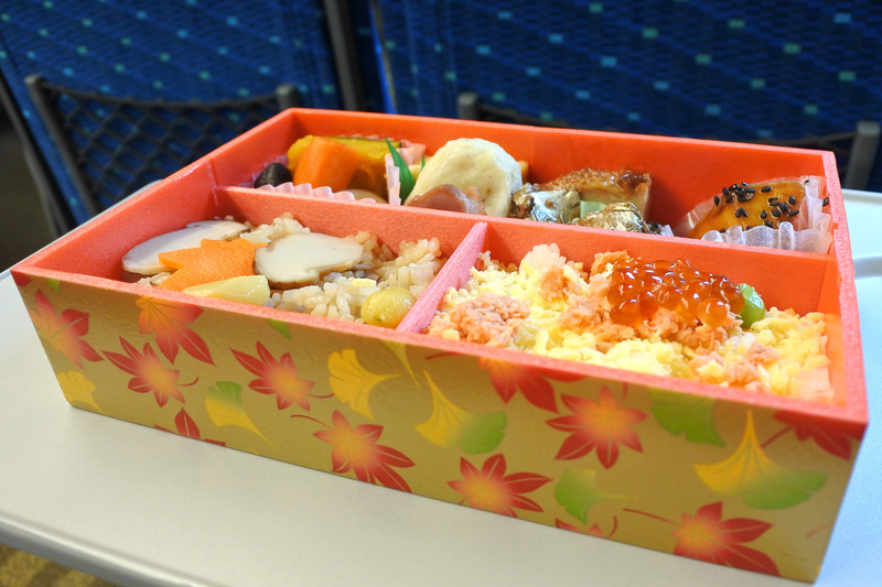 サイドにはモミジとイチョウをデザイン