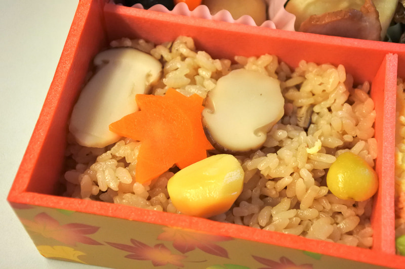 松茸煮や銀杏、栗などを乗せたきのこご飯はまさに秋味の共演