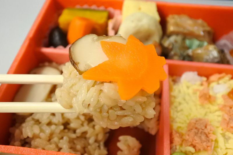 たっぷり箸に取り、ほおばるとふわりと松茸の香りが口に広がります