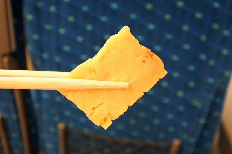 ご飯側のメイン2つが1つの玉子焼きにイン。きのこと鮭入り玉子焼き