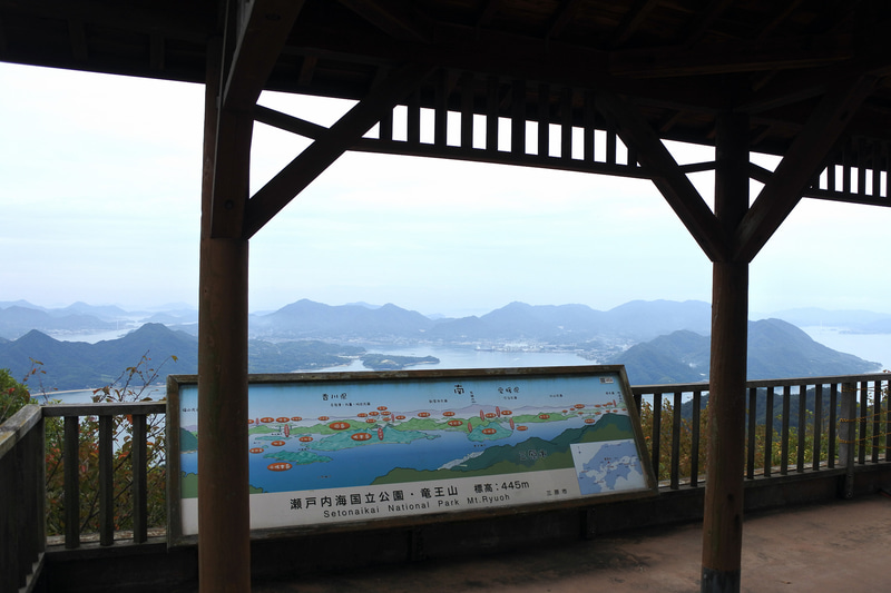 「竜王山展望台」からの眺め、瀬戸内の島々が一望できます