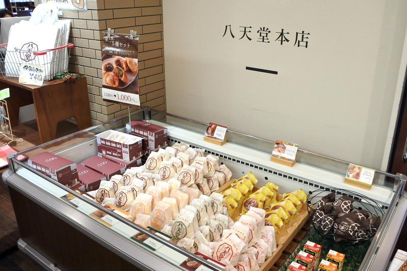 しっとりふわ旨のくりーむパン各種を販売。秋ならではのマロン味も発見