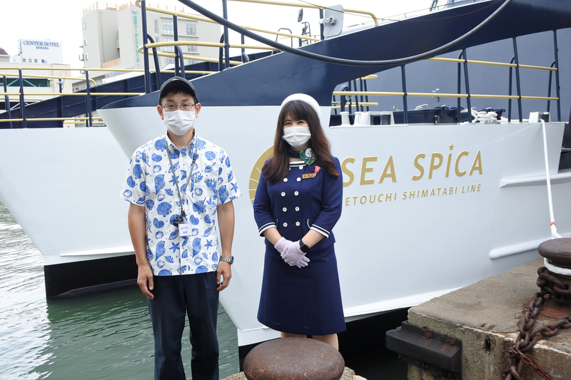 マリンボーイとガイドさんがお出迎え。制服は船のデビューに合わせ新デザインに