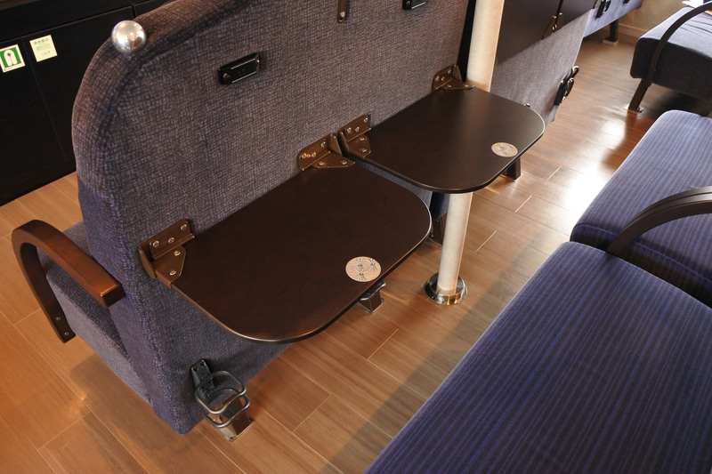木調テーブルにはロゴがあしらわれています。足元にネットがないためスッキリ！