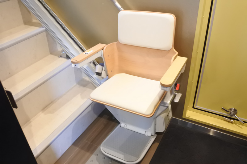 車椅子の利用者は椅子式の階段昇降機を利用しデッキへと向かうことができます