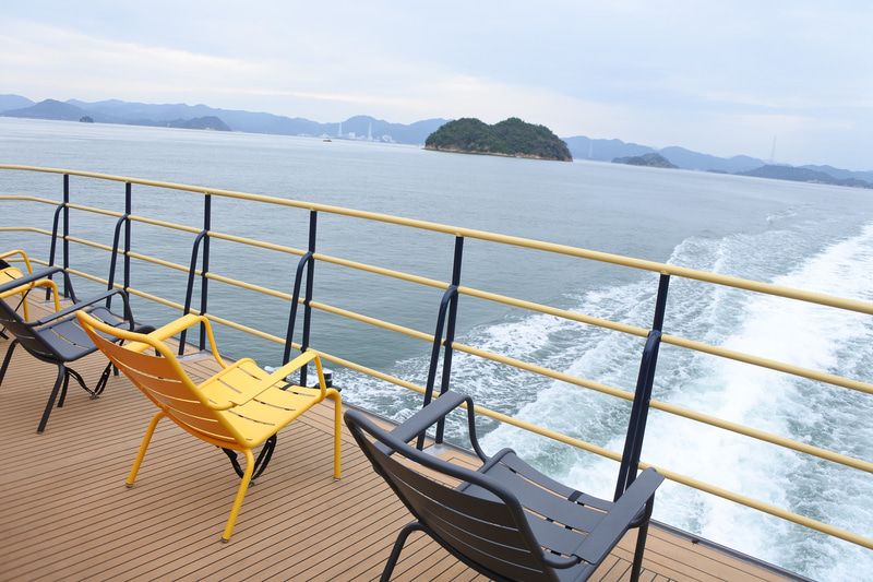 デッキ後方からの眺め。瀬戸内の島々を一望。晴れるとさらに美しいとのこと