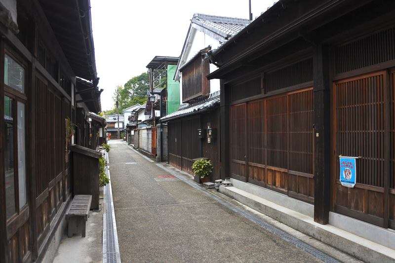 御手洗では撮影などでも使用されるレトロな街並みのなかを散策