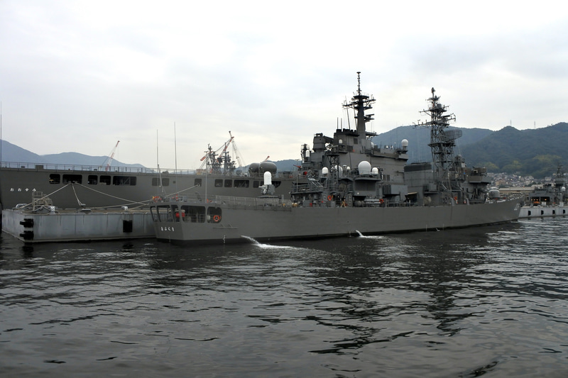 停泊中の艦船の大きさと力強さに圧倒されます