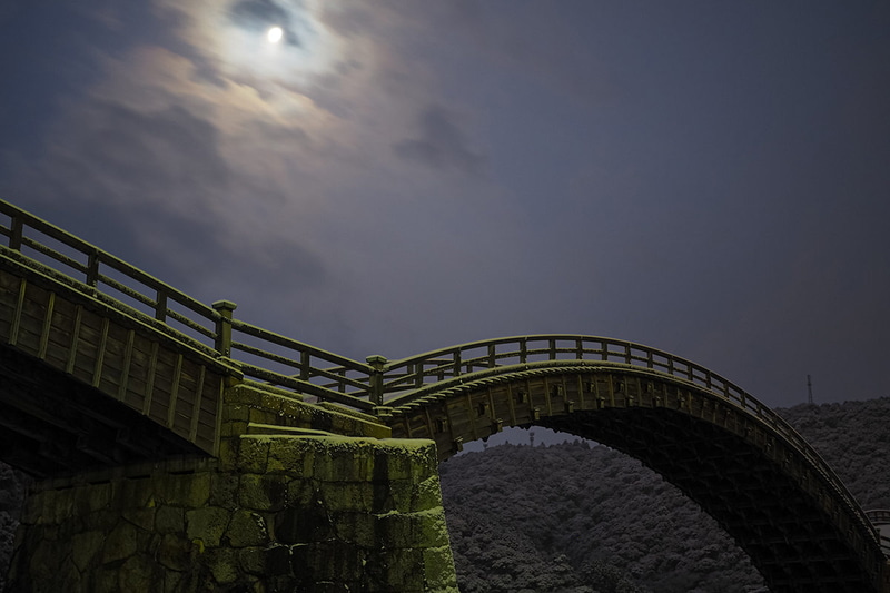 岩国の月（錦帯橋・岩国城、山口県岩国市）