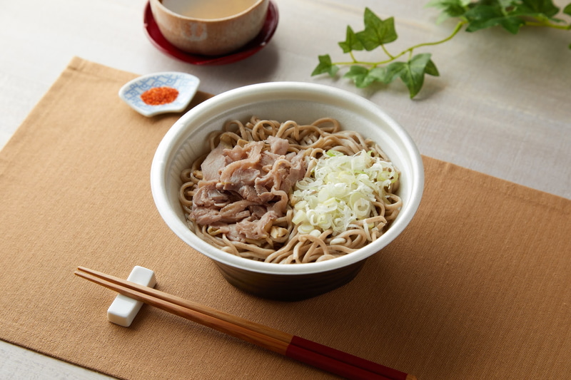 ファミリーマートは地域限定で「山形風肉そば」を発売した