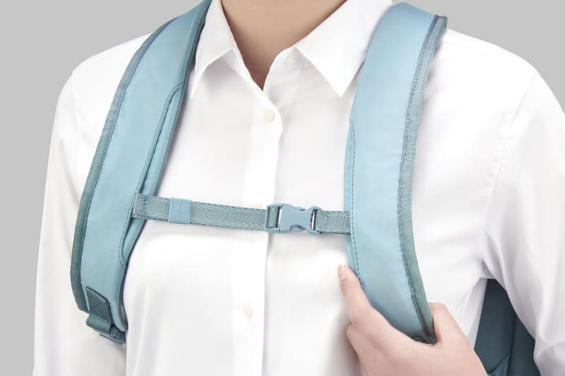 リュックを体にフィットさせる「可動式チェストベルト」